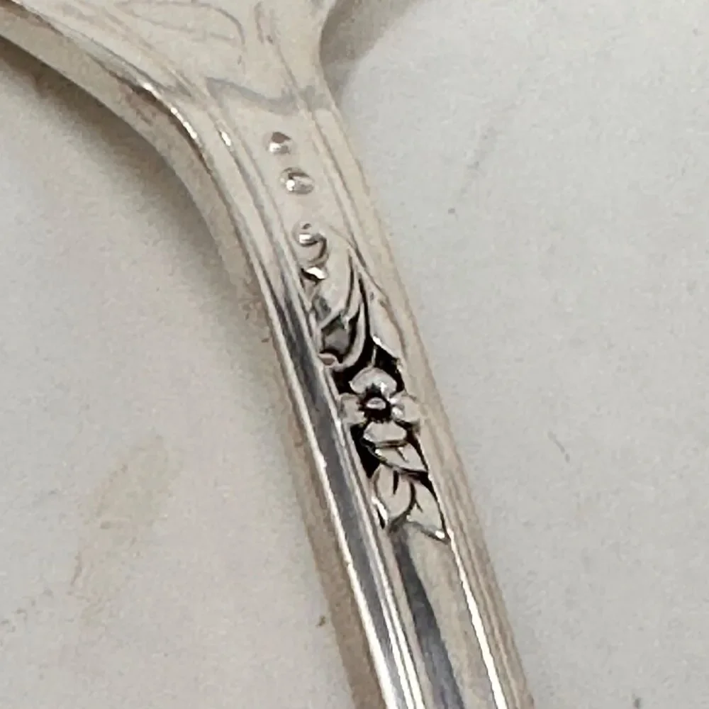 Oneida Tudor Plate Queen Bess 2 Silverplate Flatware 7 Piece Silverware Set 1946